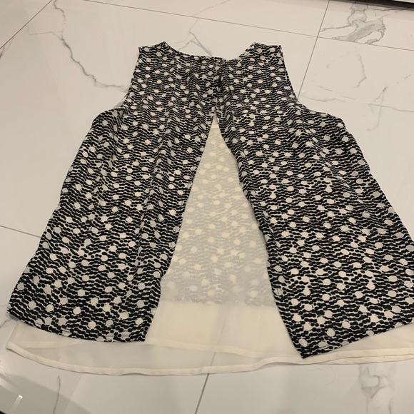 HM. Womens black and white blouse type top. Size 6. EUC - Picture 3 of 3